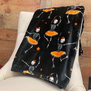 Ghoul Gang Skeleton Super Soft Plush Throw NWT